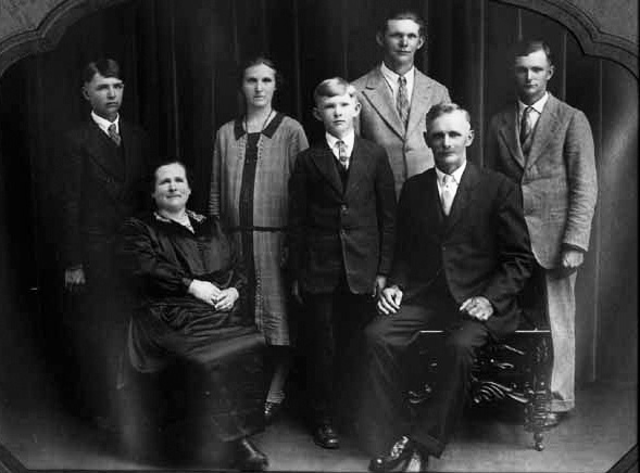 Anna and Julius Seifert with their children (